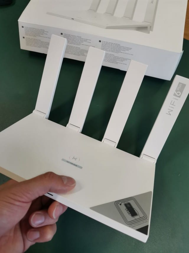 Huawei WiFi AX3:ssa on NFC -toiminto, jonka kautta Android kännykkä voi liittyä koskettamalla suoraan verkkoon.