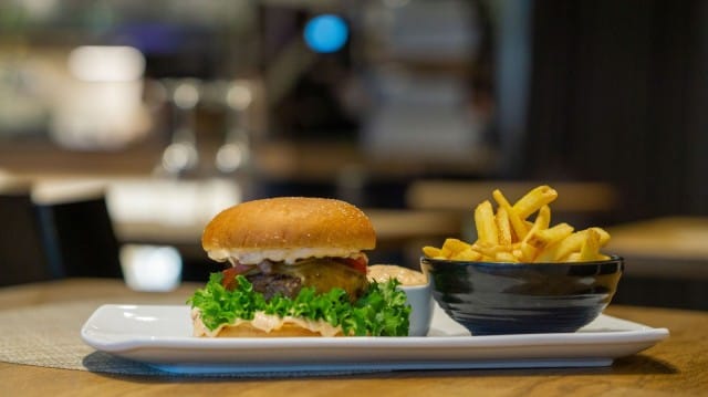 Deliroom Ukkohauesta saat kympillä burgeriannoksen lisäksi falafeleja ja chevrekanaa.