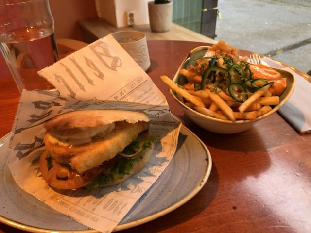 Bake & Shark -burgeri ja kuorrutetut ranskalaiset Korean Style