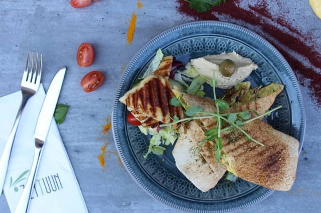 Zeytuunin nimikkoannoksessa libanolilainen leipä kätkee sisäänsä falafeleja ja mangokastiketta.