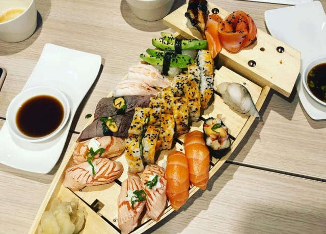 Puuveneestä tarjoillut sushipalat ovat jotain, mitä ei ihan joka paikassa tule vastaan.