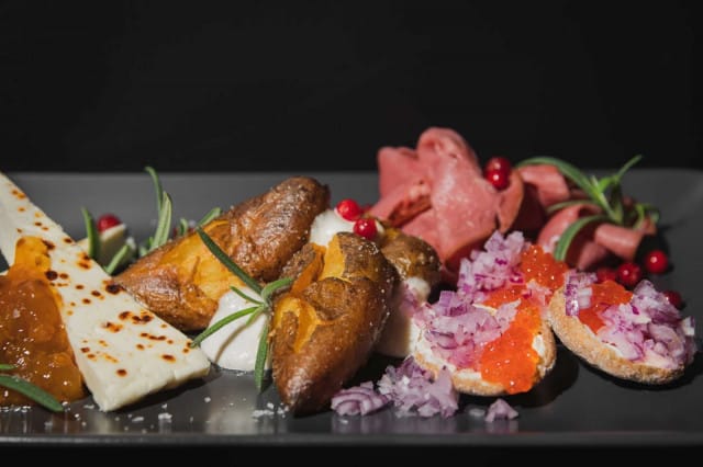 Espoon Tapiolassa nautitaan lasillisen seurana tapaksia.