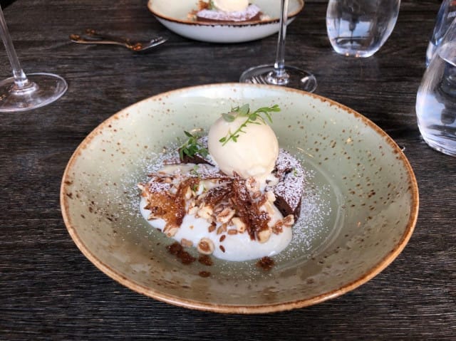 Kauniit annokset odottavat sinua paikan päällä ravintolassa.