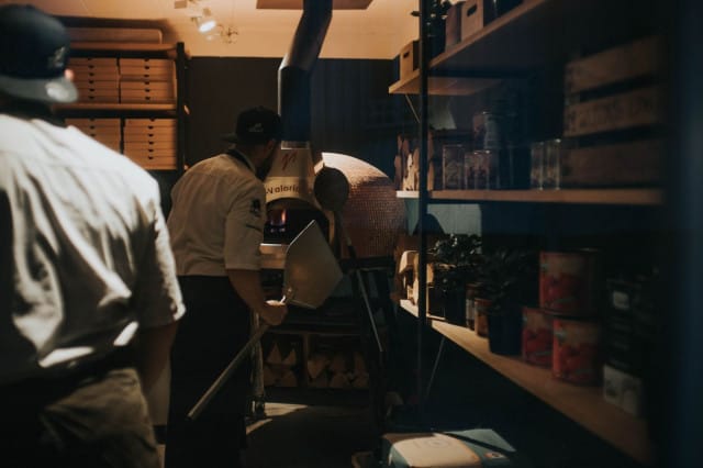 Pizzauuni kannettiin ravintolaan ikkunasta, josta se mahtui sisään juuri ja juuri.