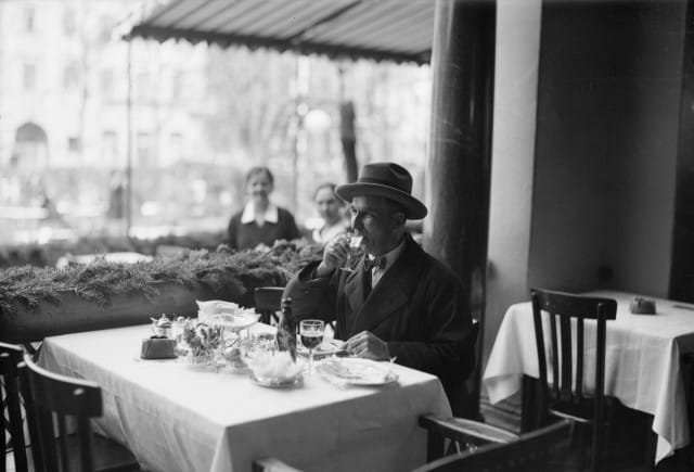 Kylmä olut veti ihmisiä Kappeliin kuumana kesäpäivänä.