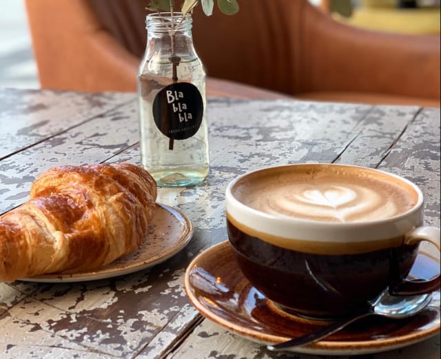 Kahvila tarjoilee aamupalaa joka nälkään.