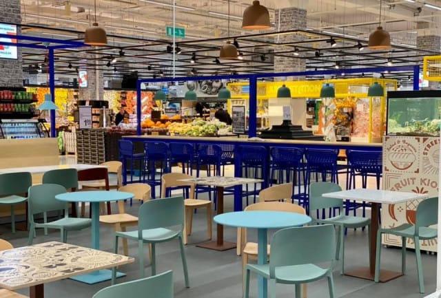 Ravintolamaailma on keskellä ruokakauppaa.