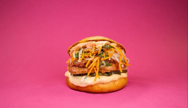 Spicy Chicken BRGR on täytetty muun muassa friteeratulla kanalla ja retikkakoriantericoleslawlla.