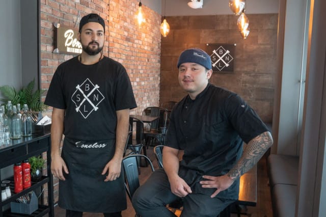 Tuore yrittäjä Noor Ghulam (vas.) ja Bonelessin perustaja Dean Lyijynen.