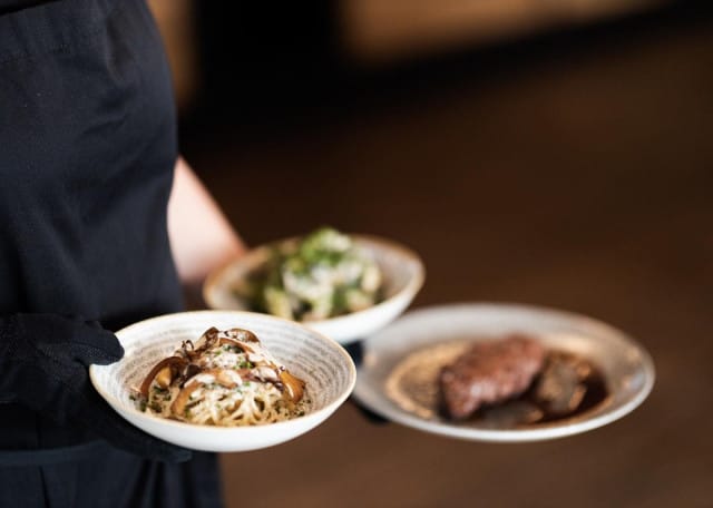 Groteskin ystävänpäivän illallisella pääset kokemaan ihania makuelämyksiä.