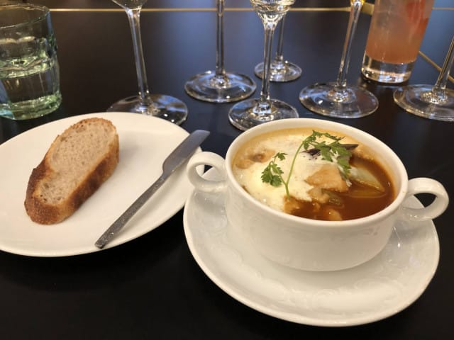 Gilletiin kannattaa lähteä syömään bouillabaissea.