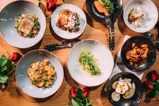 Story tuo ystävänpäiväksi pöytään viiden ruokalajin menun.