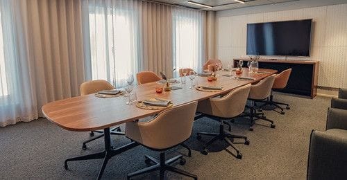 Valo järjestää dinnereitä privaattihuoneessa.