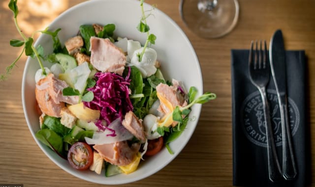 Merimakasiinin noutolistalta löytyy mm. savulohisalaattia.