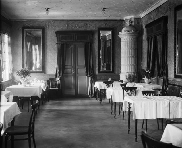 Ravintola Kaisaniemen sisustusta 1900-luvun taitteessa.