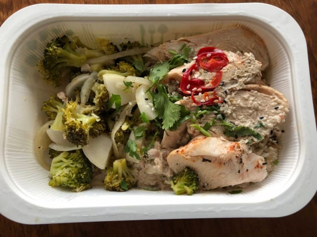 Ateriat on pakattu kierrätettäviin pakkauksiin.