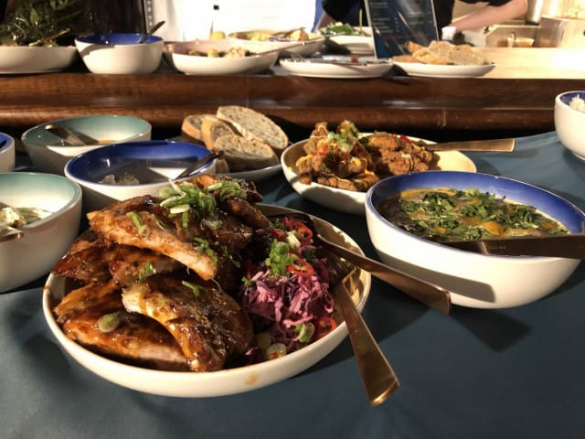 Puksu Roomin Ribsit ovat saaneet hautua 16 tunnin ajan.