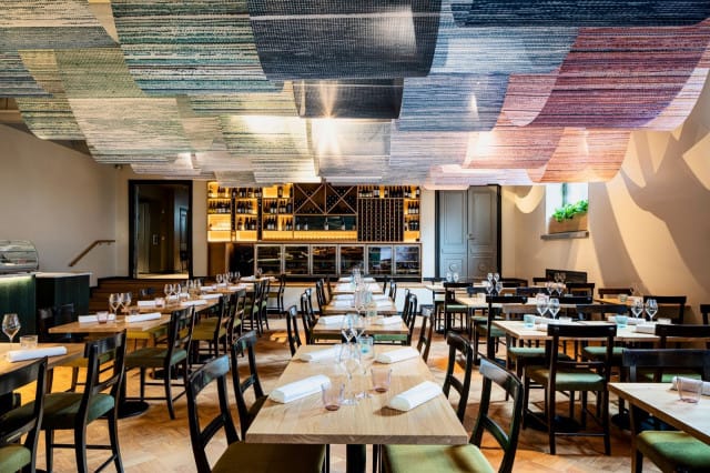 Finnjävelin sijainti Taidehalleilla inspiroi liittämään ruoan kylkeen myös kulttuuria.