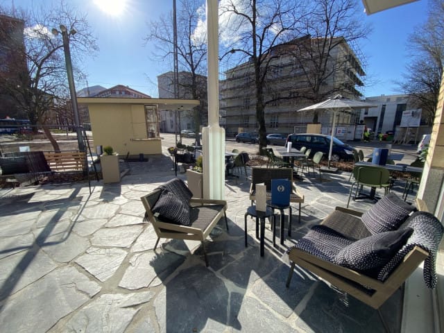 Terassia koristavat oliivinvihreät tuolit ja tummat pöydät sekä kauniit sohvat, nojatuolit ja keinut.