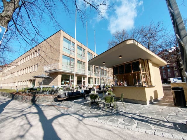 Sympaattinen lippakioski toimii Ravintola Töölön terassin myyntipisteenä.