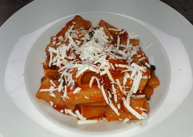 Pasta alla Norma on maistamisen arvoinen elämys.