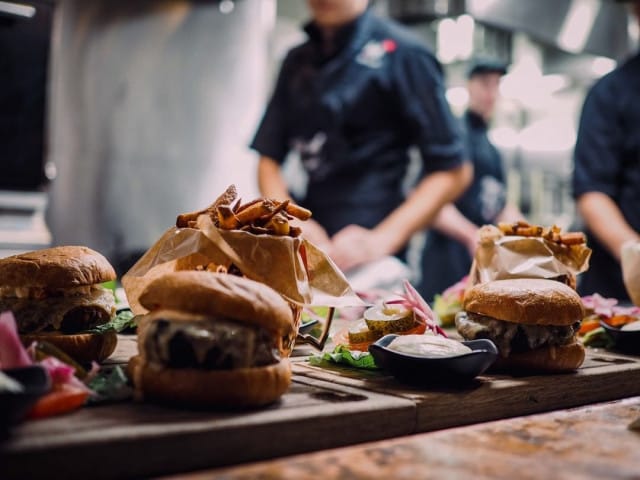 Burger Lovers -terassilla on tarjolla burgeri poikineen.