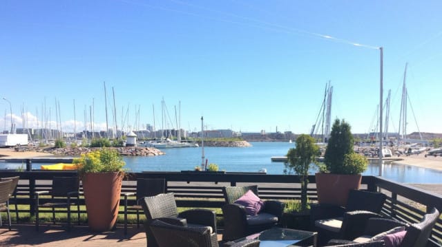 Lauttasaaressa pääsee ihailemaan upeita maisemia hyvän ruoan äärellä.