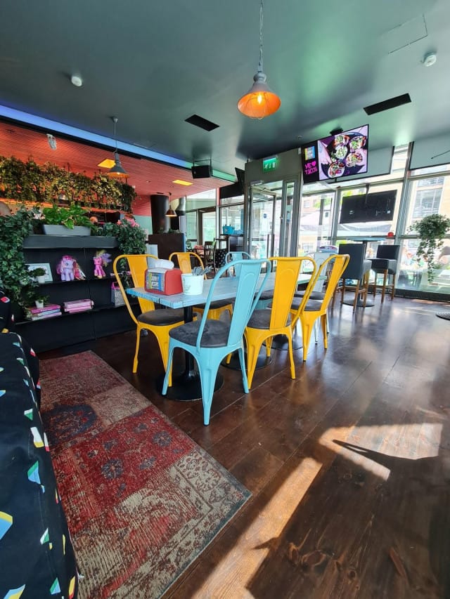 Junky y Veganissa on upean terassin lisäksi valoisa ja viihtyisä tunnelma.