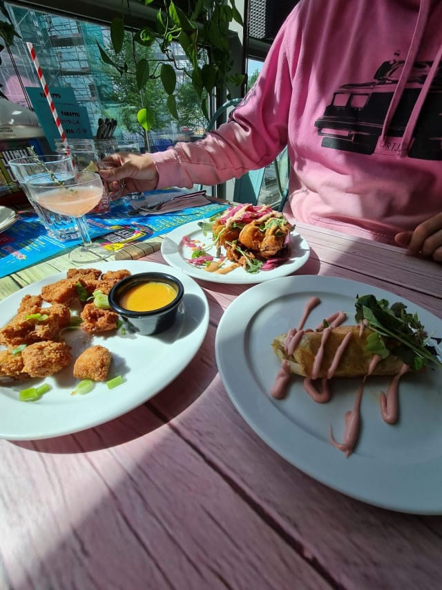 Alkuruokia: No chix nugetteja, kevätkääryle sekä  yksi hauskimmista annoksista Happy blossom kukan muotoon paneroitu sipuli höysteillä.