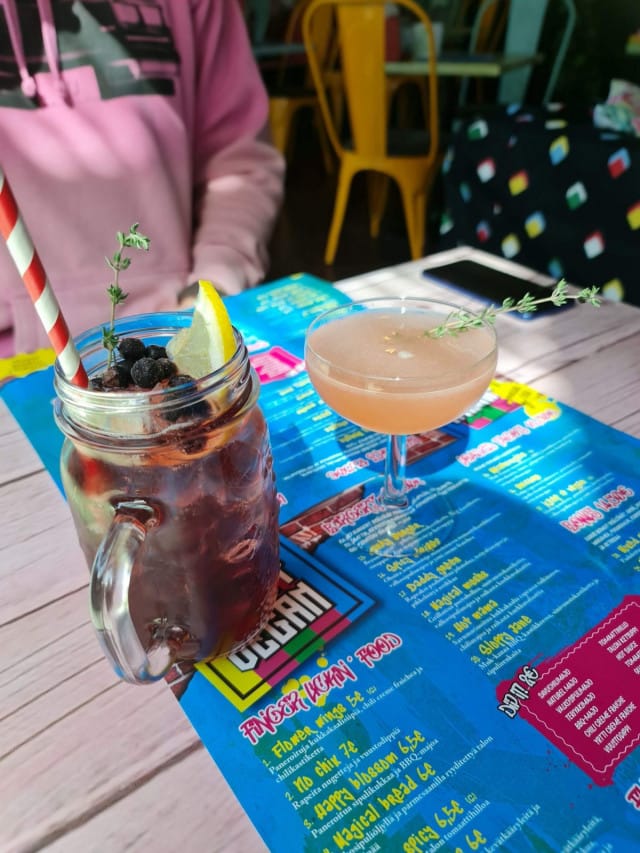 Nämähän sopivat aperitiiviksi, välijuomiksi tai vaikka jälkiruoan korvikkeeksi mikäli vatsa ahdettiin jo täyteen listan suolaisia herkkuja.