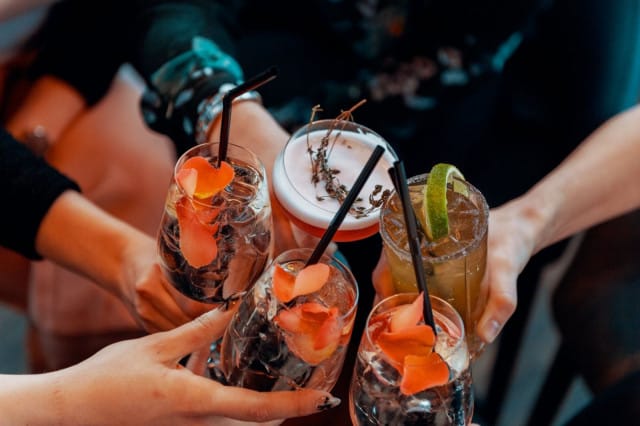 Sky Roomissa siemaillaan herkullisia drinkkejä.