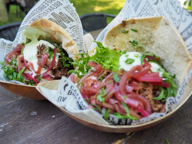 Backaksen Olohuoneen terassilla ei jää nälkä.