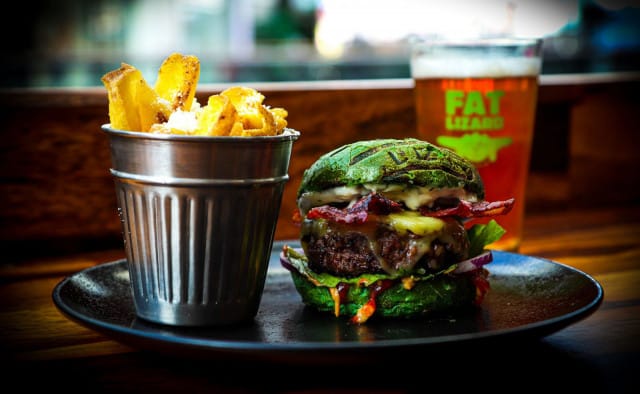 Deluxe Burger & Pizzan terassilla on laaja Fat Lizard -valikoima.