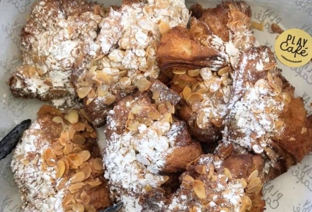 Leikkipuistokahvilasta saa muun muassa mantelicroissantteja.