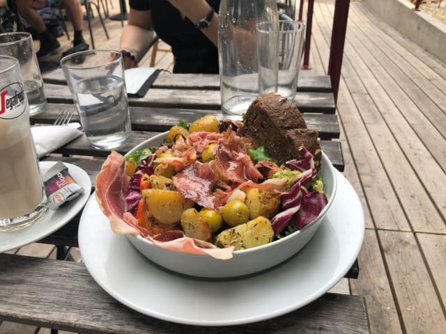 Campera salaatti pitää sisällään muun muassa Serrano-kinkkua ja marinoituja perunoita.