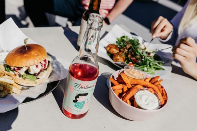 Karviaismarjalimonadi on Mortonin oma tuote, jota ei muualta saa.