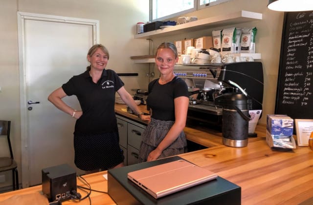 Yrittäjä Minna Pesu ja kahvilatyöntekijä Aava Welling valmiina palvelemaan asiakkaita.