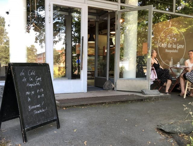 Huopalahden aseman kupeessa sijaitseva kahvila palvelee hyvin myös junalla matkustavia.