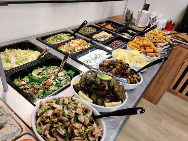 Runsas salaattipöytä on tarjolla sekä lounaalla että illallisella.