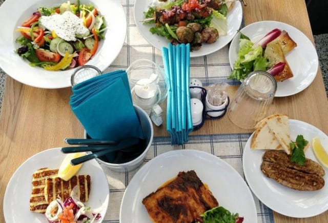 Souvlakista löytyy lihavartaiden lisäksi paljon muita kreikkalaisherkkuja.