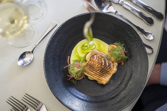 Lillan Kök -ravintolassa lähellä tuotetut raaka-aineet näyttelevät pääosaa.