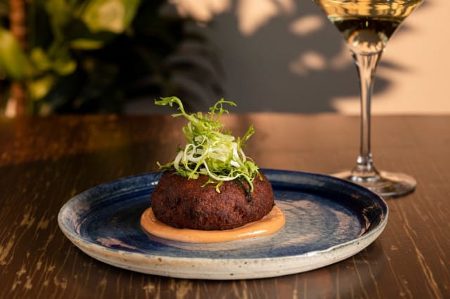 Tiiliholvin terassilla voit nauttia vaikkapa tätä herkullista rapukakkua.