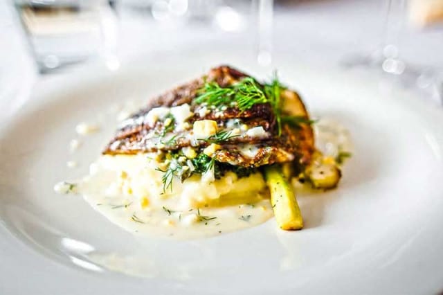 Henriksiin voit lähteä nauttimaan niin lounasta kuin illallista.