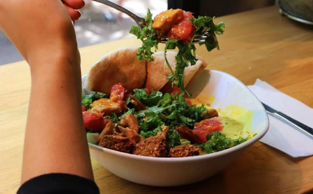 Kanatonta saa niin salaatteihin, pitoihin kuin bowleihin.