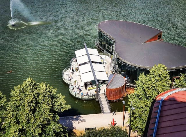 Meripaviljongissa nautit rapujen lisäksi myös upeista maisemista.