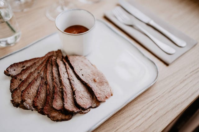 Tenlén BBQ & Smokeryn briskettiä savustetaan 12 tuntia ennen asiakkaan lautaselle päätymistä.