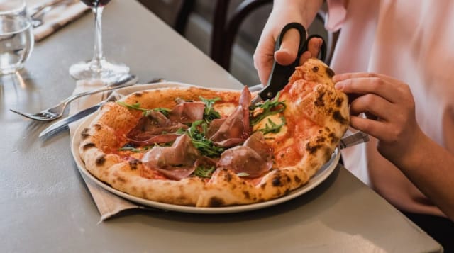 Gustavossa pizzat leikataan saksilla!