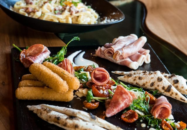 Monipuolinen alkupalalautanen on maistamisen arvoinen elämys.