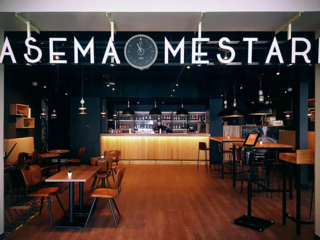 Asemamestari sijaitsee historiallisissa puitteissa.