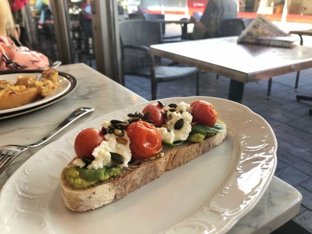 Fazer Café tarjoaa hengähdystauon keskellä Munkkivuoren ostaria.